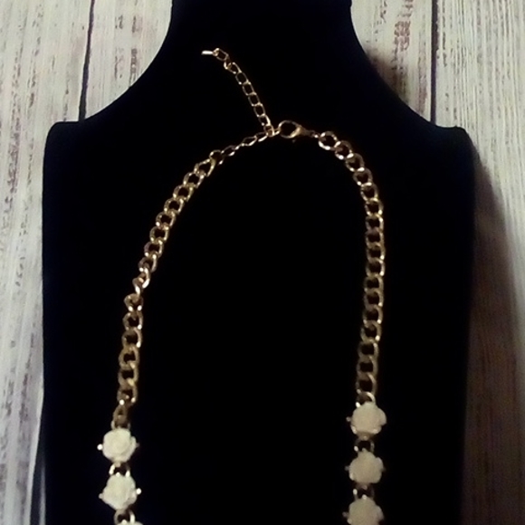 Necklace with little white roses and goldtone - Picture 3 of 3